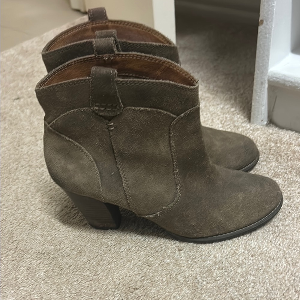 Clark’s heeled Suede Booties